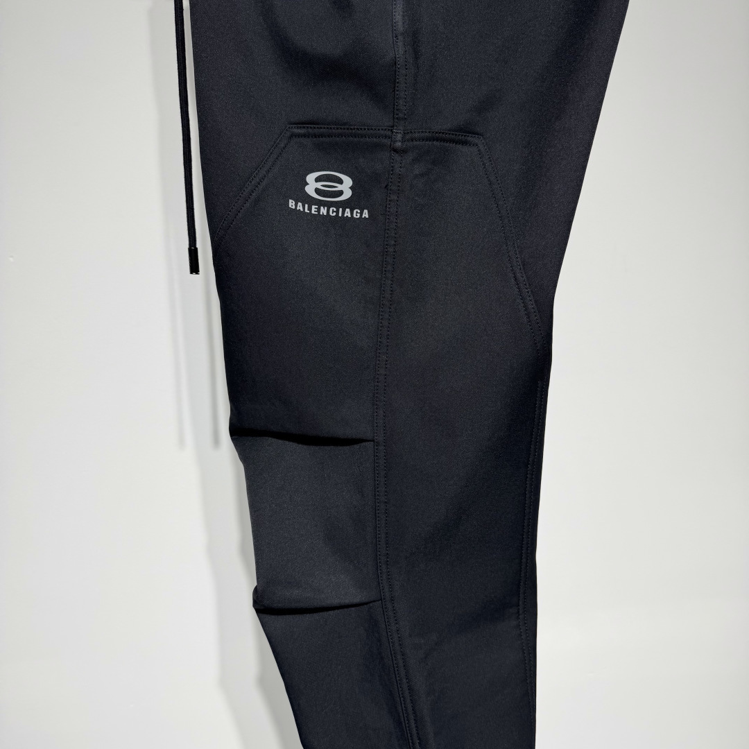 Balenciaga 巴黎世家时尚休闲工装裤！采用工装立体剪裁层次鲜明！复合加绒面料水洗扎染做旧不易褪色