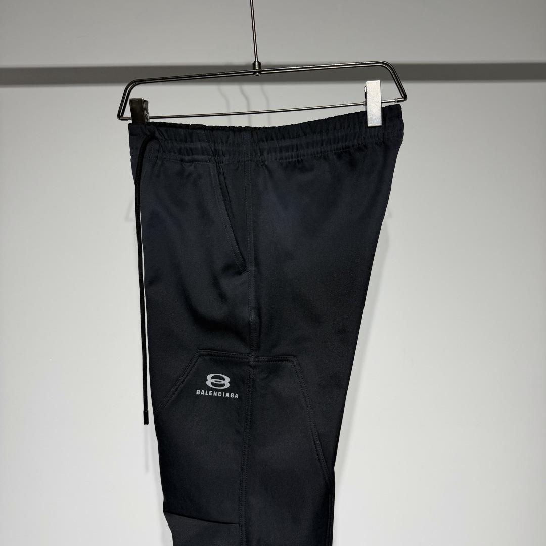 Balenciaga 巴黎世家时尚休闲工装裤！采用工装立体剪裁层次鲜明！复合加绒面料水洗扎染做旧不易褪色