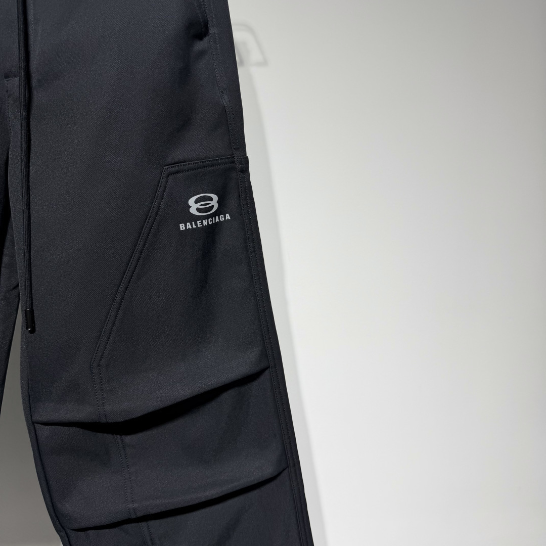 Balenciaga 巴黎世家时尚休闲工装裤！采用工装立体剪裁层次鲜明！复合加绒面料水洗扎染做旧不易褪色