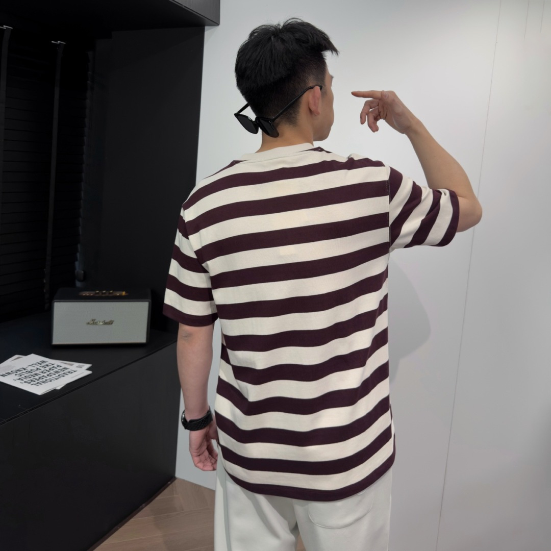 品牌：MIU季度：2026春夏颜色：黑白条 红白条尺码：M-2XL版型：微阔版 短袖T成分：100%棉工
