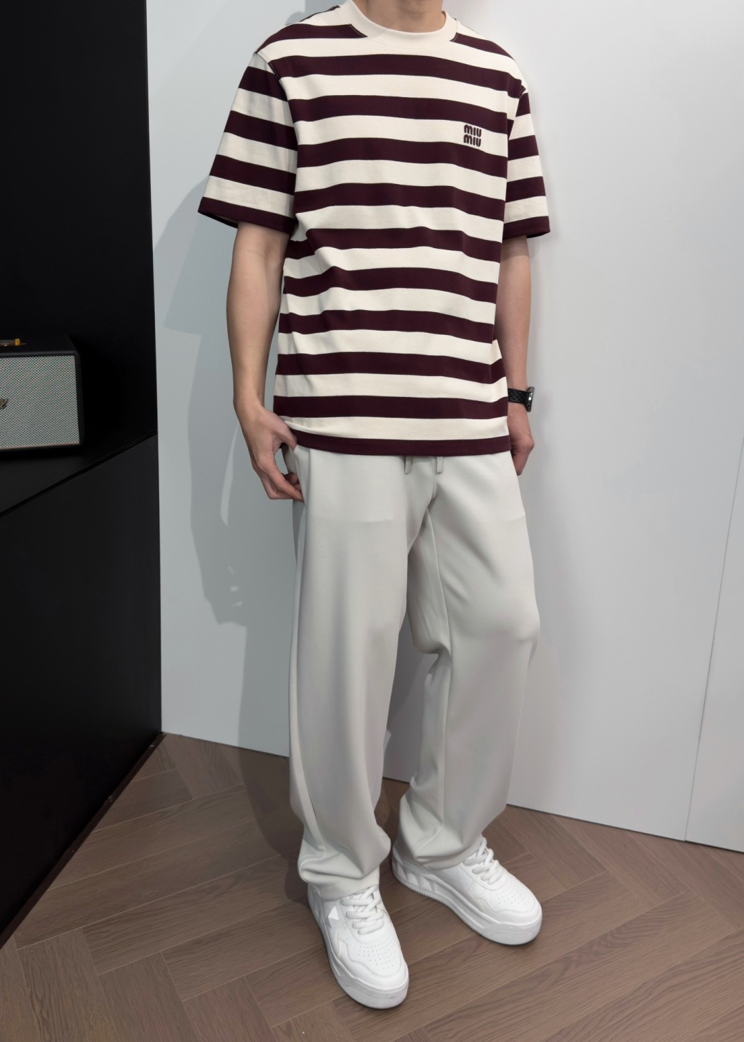 品牌：MIU季度：2026春夏颜色：黑白条 红白条尺码：M-2XL版型：微阔版 短袖T成分：100%棉工
