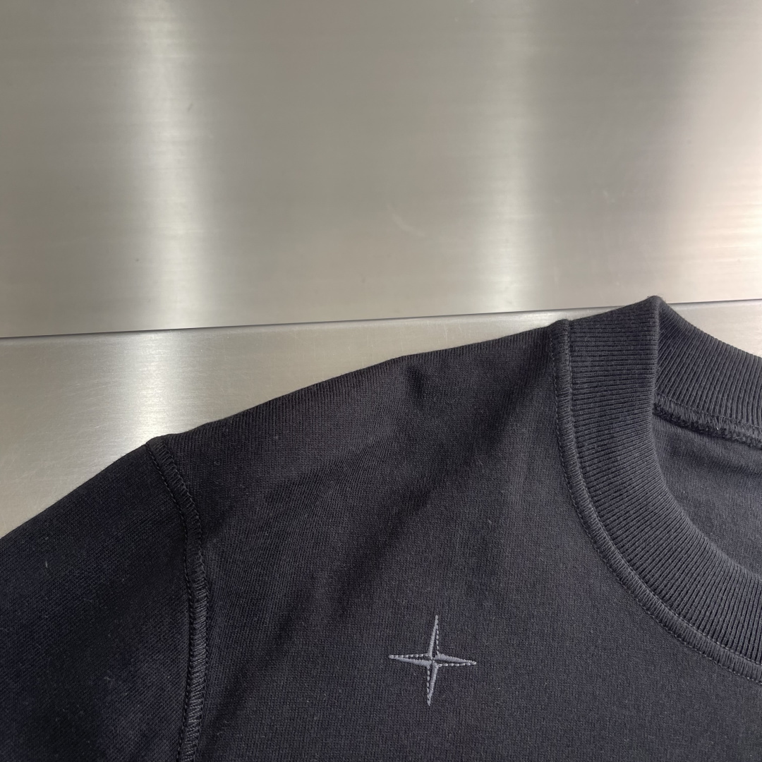 Stone Island 2026ss系列休闲卫衣码数：M-5XL 微阔版型重磅强捻双纱，拥有粗犷的纱结