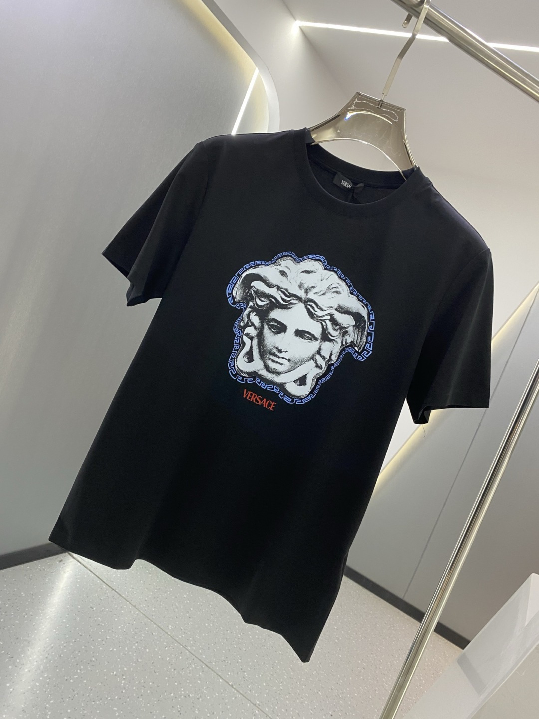 VS2026春夏新品Medusa希腊回形纹印花短袖T恤；定制100支双股丝光长绒棉面料，舒适柔软，胸前M