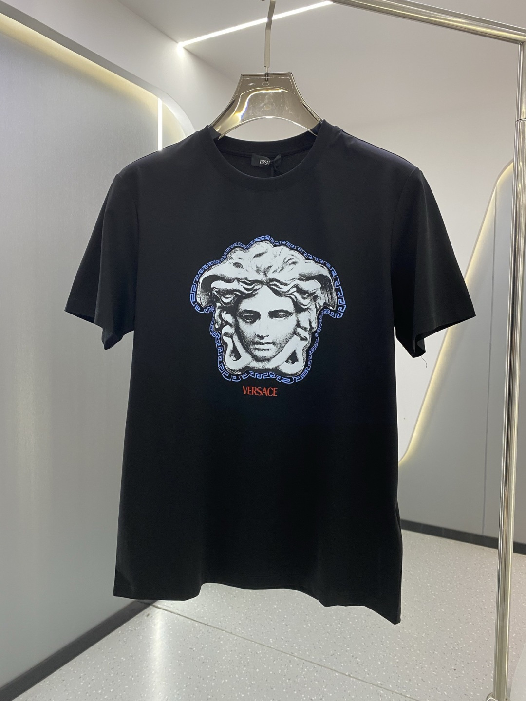 VS2026春夏新品Medusa希腊回形纹印花短袖T恤；定制100支双股丝光长绒棉面料，舒适柔软，胸前M