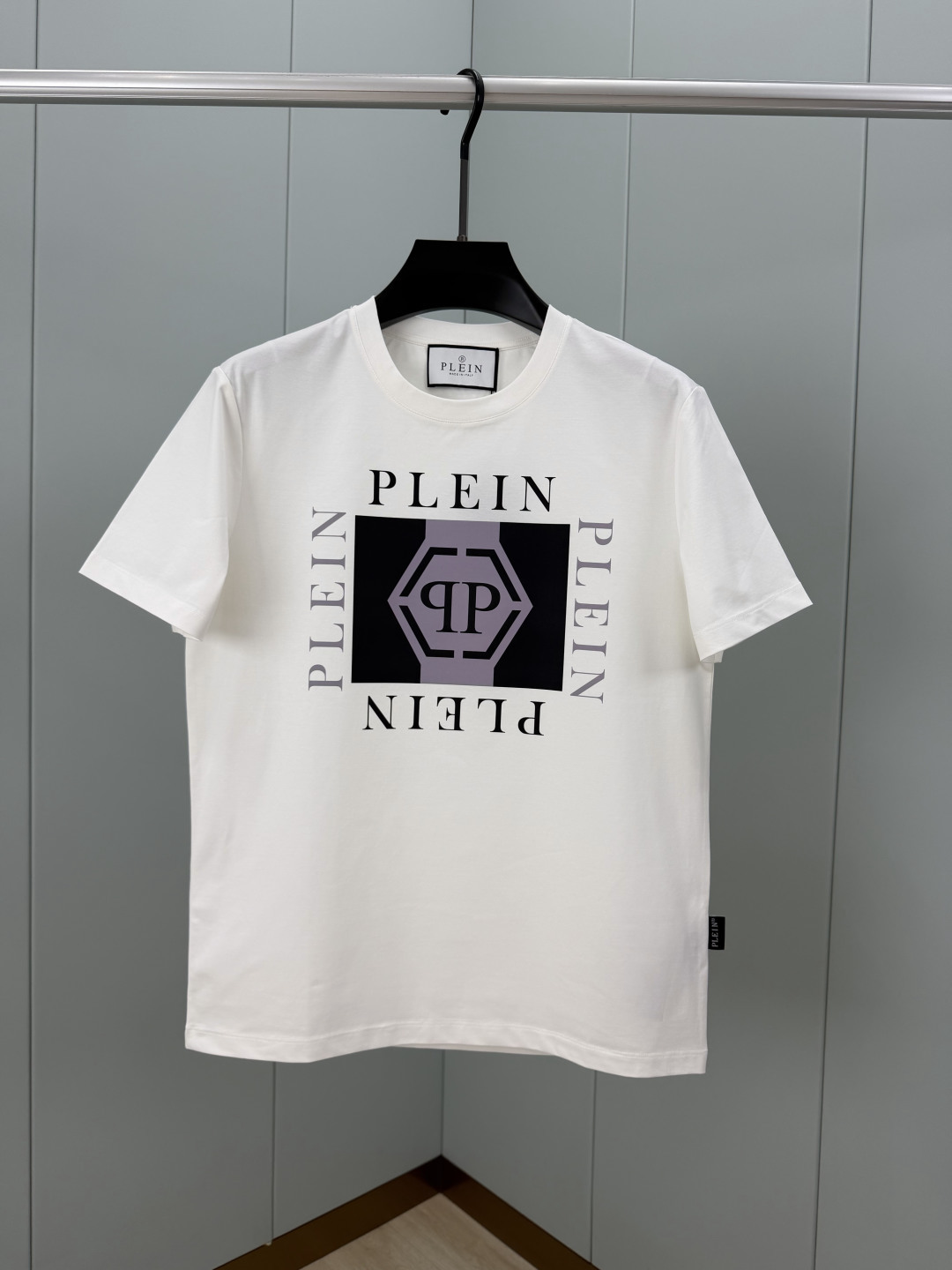 PHILIPP PLEIN SS26春夏新品印花标识圆领短袖T恤，正面饰品牌logo+几何印花组合设计，