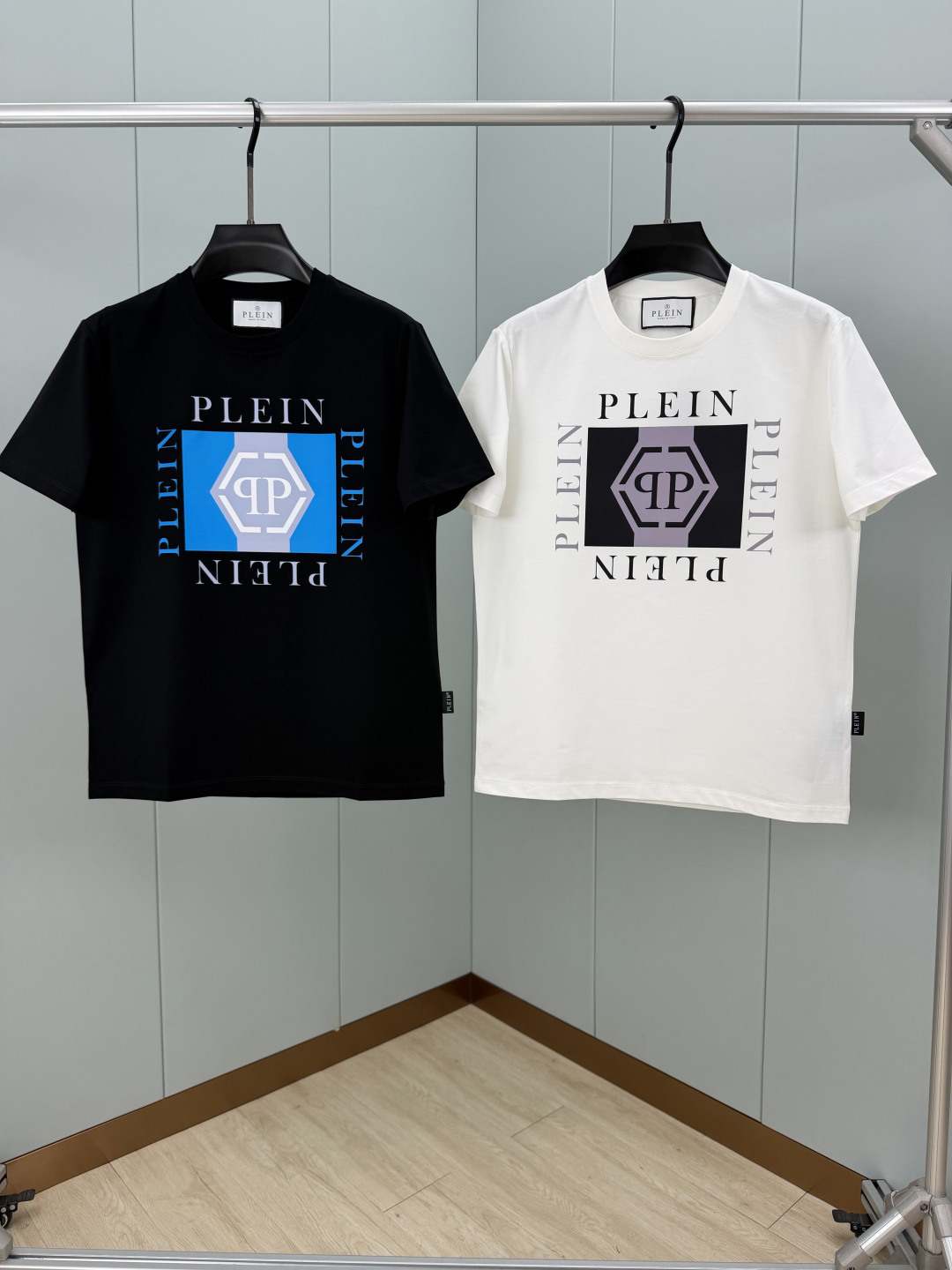PHILIPP PLEIN SS26春夏新品印花标识圆领短袖T恤，正面饰品牌logo+几何印花组合设计，
