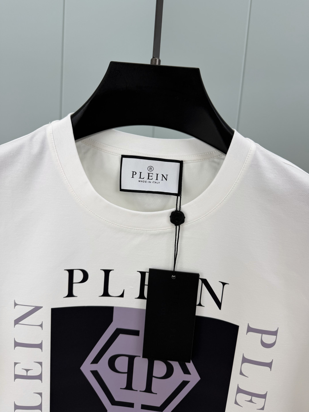 PHILIPP PLEIN SS26春夏新品印花标识圆领短袖T恤，正面饰品牌logo+几何印花组合设计，