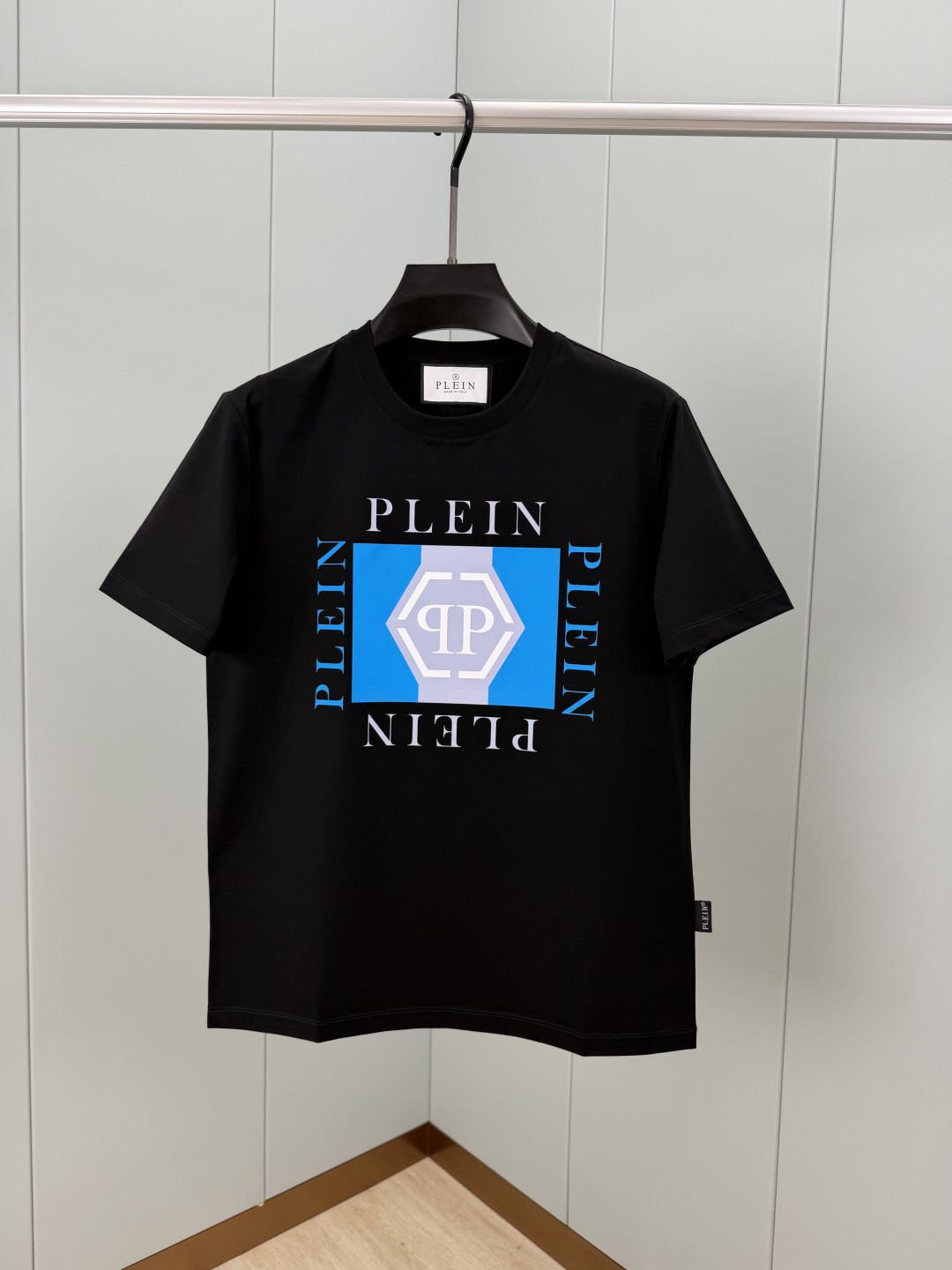 PHILIPP PLEIN SS26春夏新品印花标识圆领短袖T恤，正面饰品牌logo+几何印花组合设计，