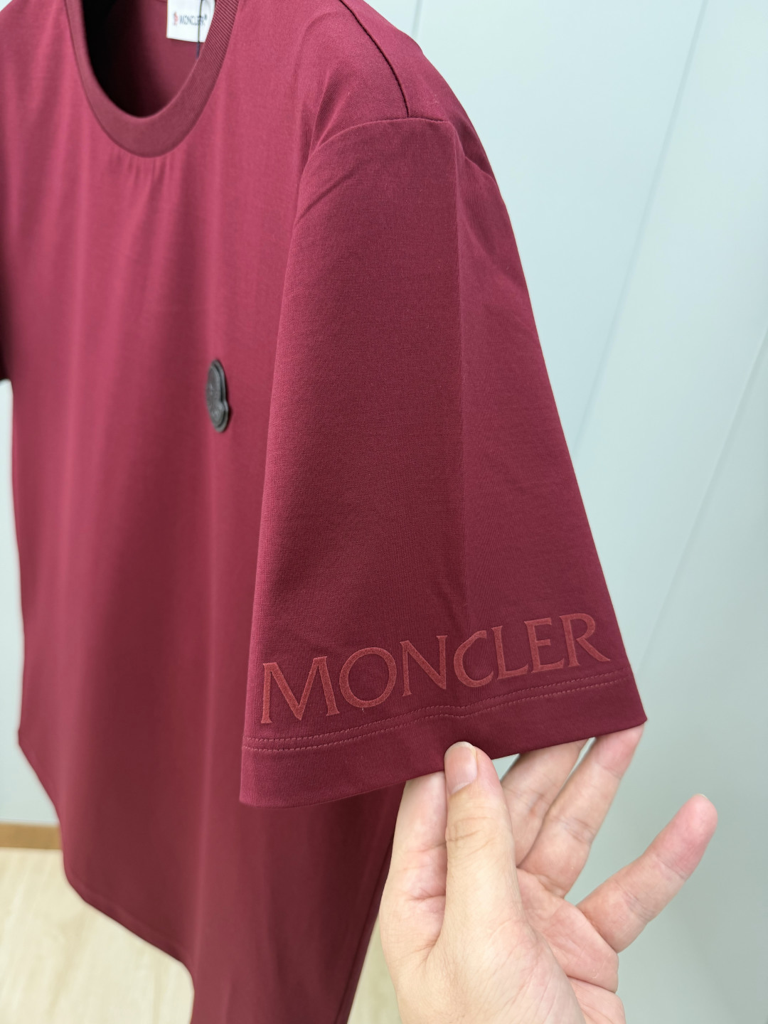 Moncler.蒙口 SS26春夏新品皮革徽章&字母植绒印花标识短袖T恤，正面胸前左侧饰皮革徽标、左袖饰