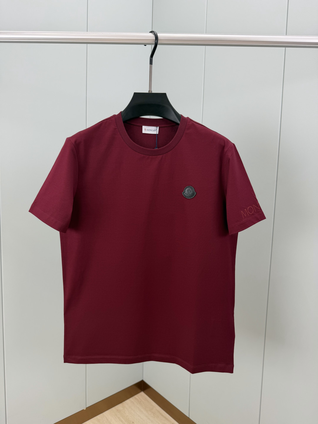 Moncler.蒙口 SS26春夏新品皮革徽章&字母植绒印花标识短袖T恤，正面胸前左侧饰皮革徽标、左袖饰