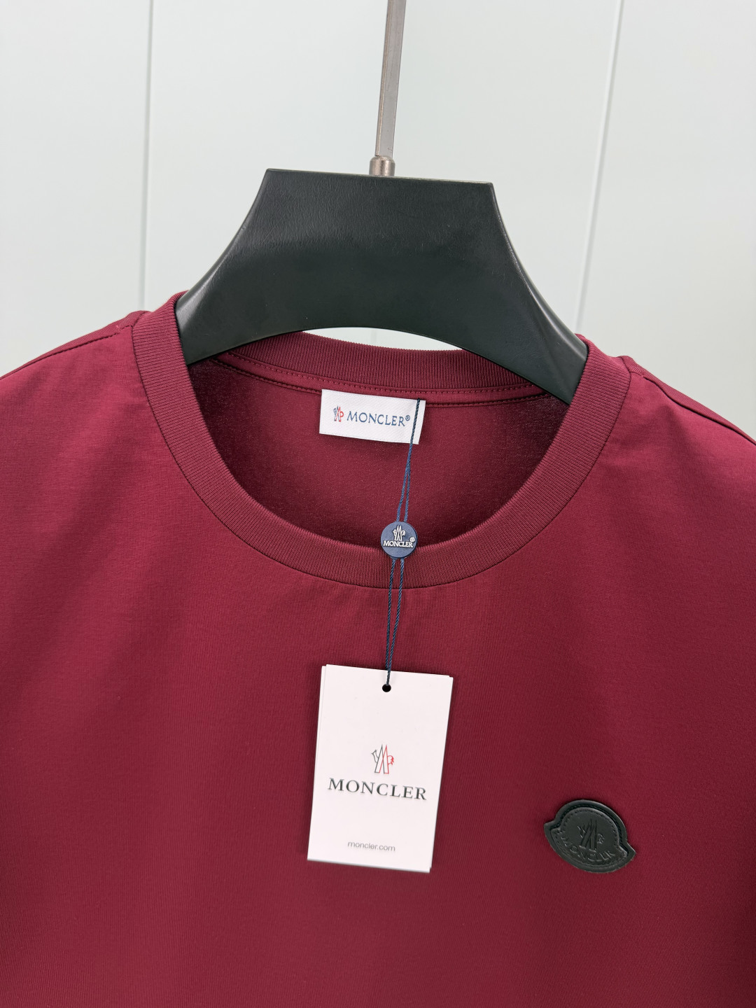 Moncler.蒙口 SS26春夏新品皮革徽章&字母植绒印花标识短袖T恤，正面胸前左侧饰皮革徽标、左袖饰