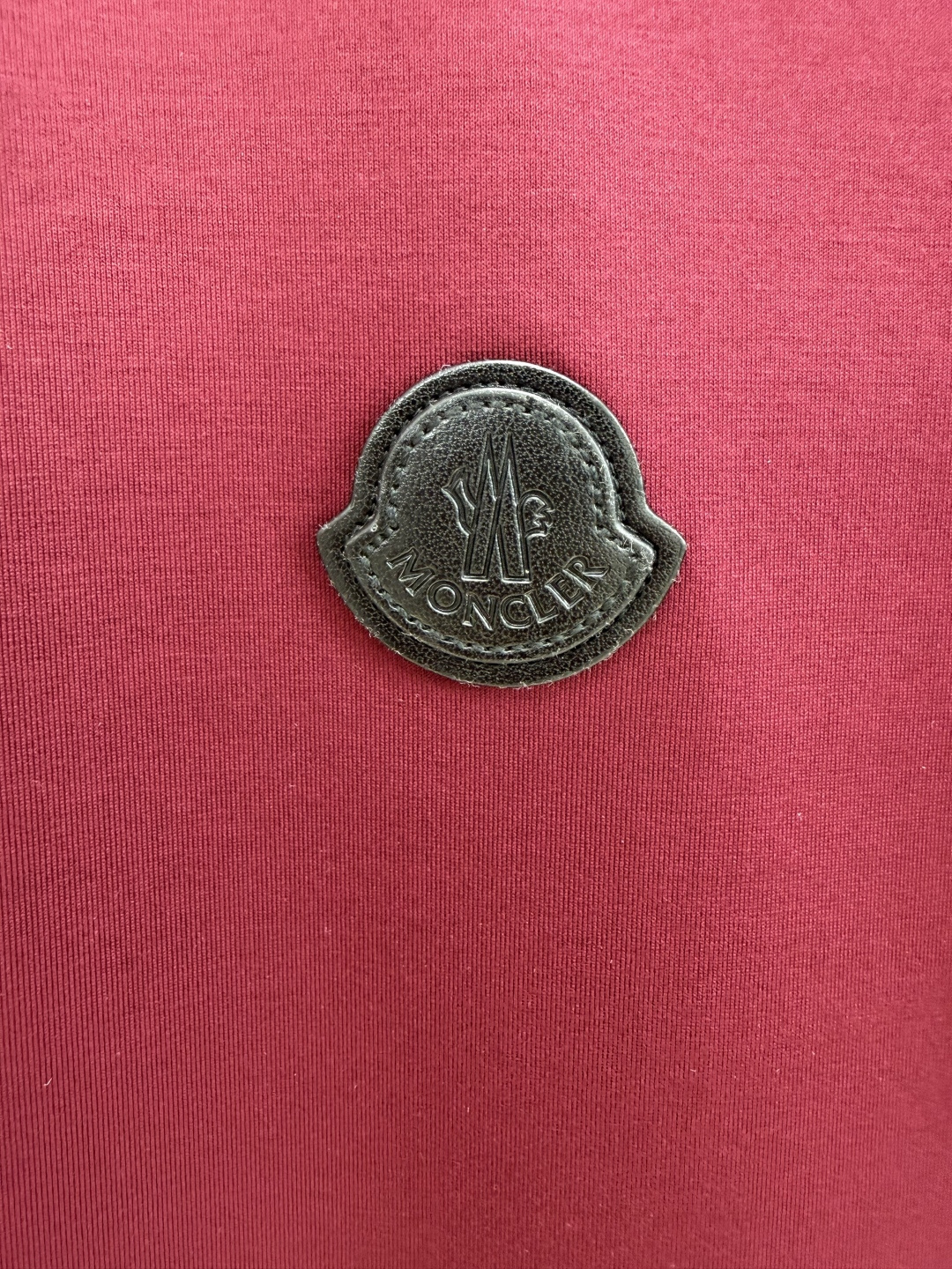 Moncler.蒙口 SS26春夏新品皮革徽章&字母植绒印花标识短袖T恤，正面胸前左侧饰皮革徽标、左袖饰