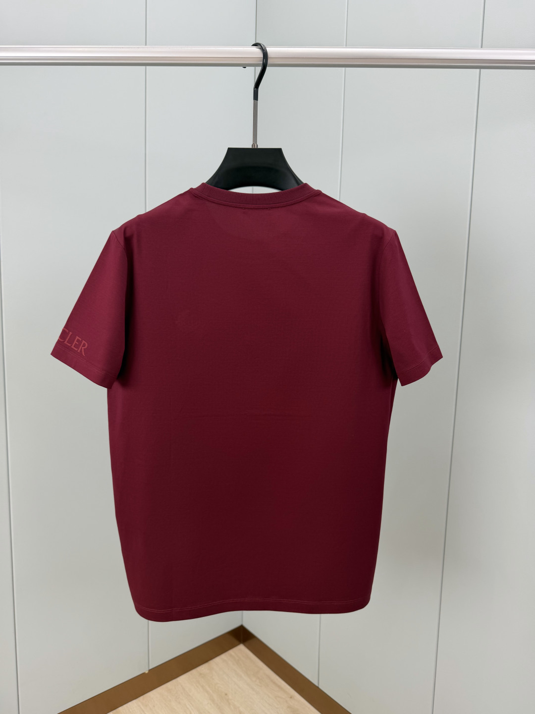 Moncler.蒙口 SS26春夏新品皮革徽章&字母植绒印花标识短袖T恤，正面胸前左侧饰皮革徽标、左袖饰