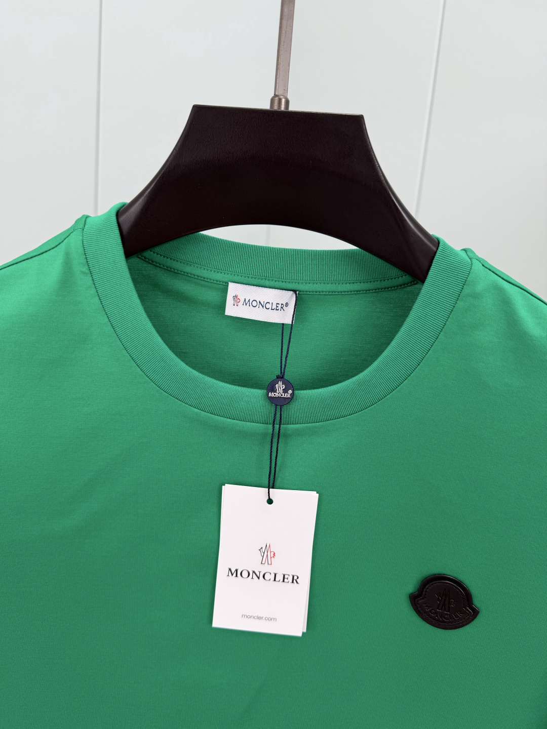 Moncler.蒙口 SS26春夏新品皮革徽章&字母植绒印花标识短袖T恤，正面胸前左侧饰皮革徽标、左袖饰