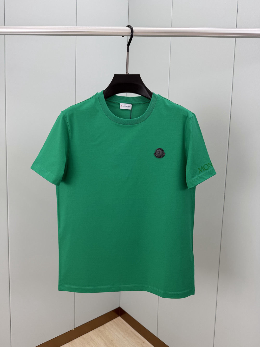Moncler.蒙口 SS26春夏新品皮革徽章&字母植绒印花标识短袖T恤，正面胸前左侧饰皮革徽标、左袖饰