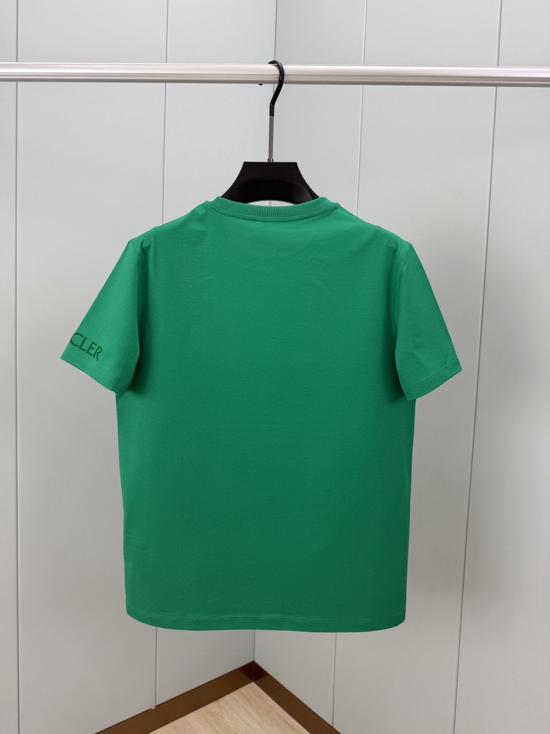Moncler.蒙口 SS26春夏新品皮革徽章&字母植绒印花标识短袖T恤，正面胸前左侧饰皮革徽标、左袖饰