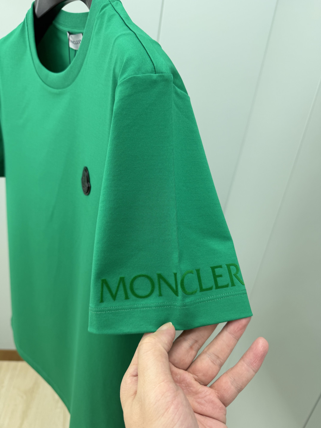 Moncler.蒙口 SS26春夏新品皮革徽章&字母植绒印花标识短袖T恤，正面胸前左侧饰皮革徽标、左袖饰