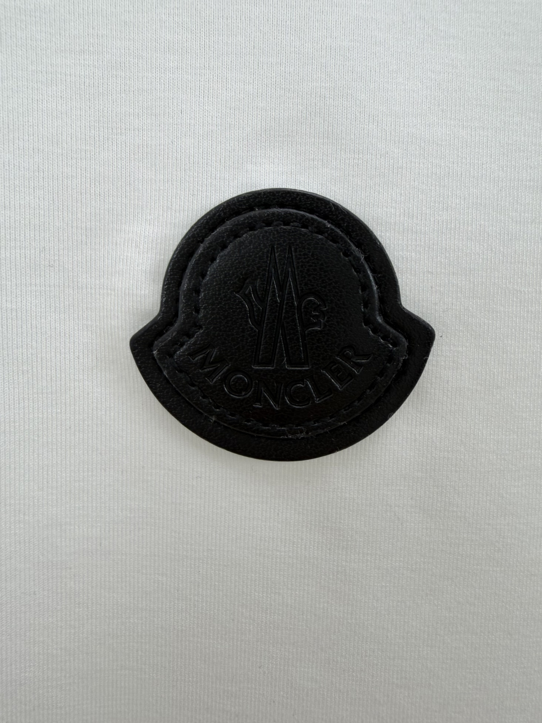 Moncler.蒙口 SS26春夏新品皮革徽章&字母植绒印花标识短袖T恤，正面胸前左侧饰皮革徽标、左袖饰