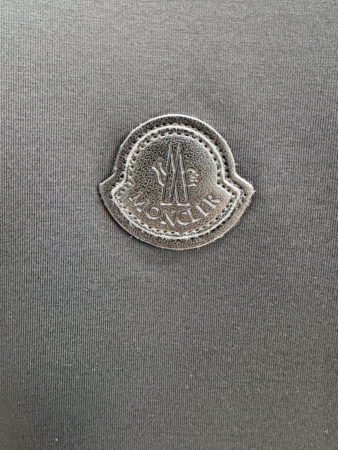 Moncler.蒙口 SS26春夏新品皮革徽章&字母植绒印花标识短袖T恤，正面胸前左侧饰皮革徽标、左袖饰