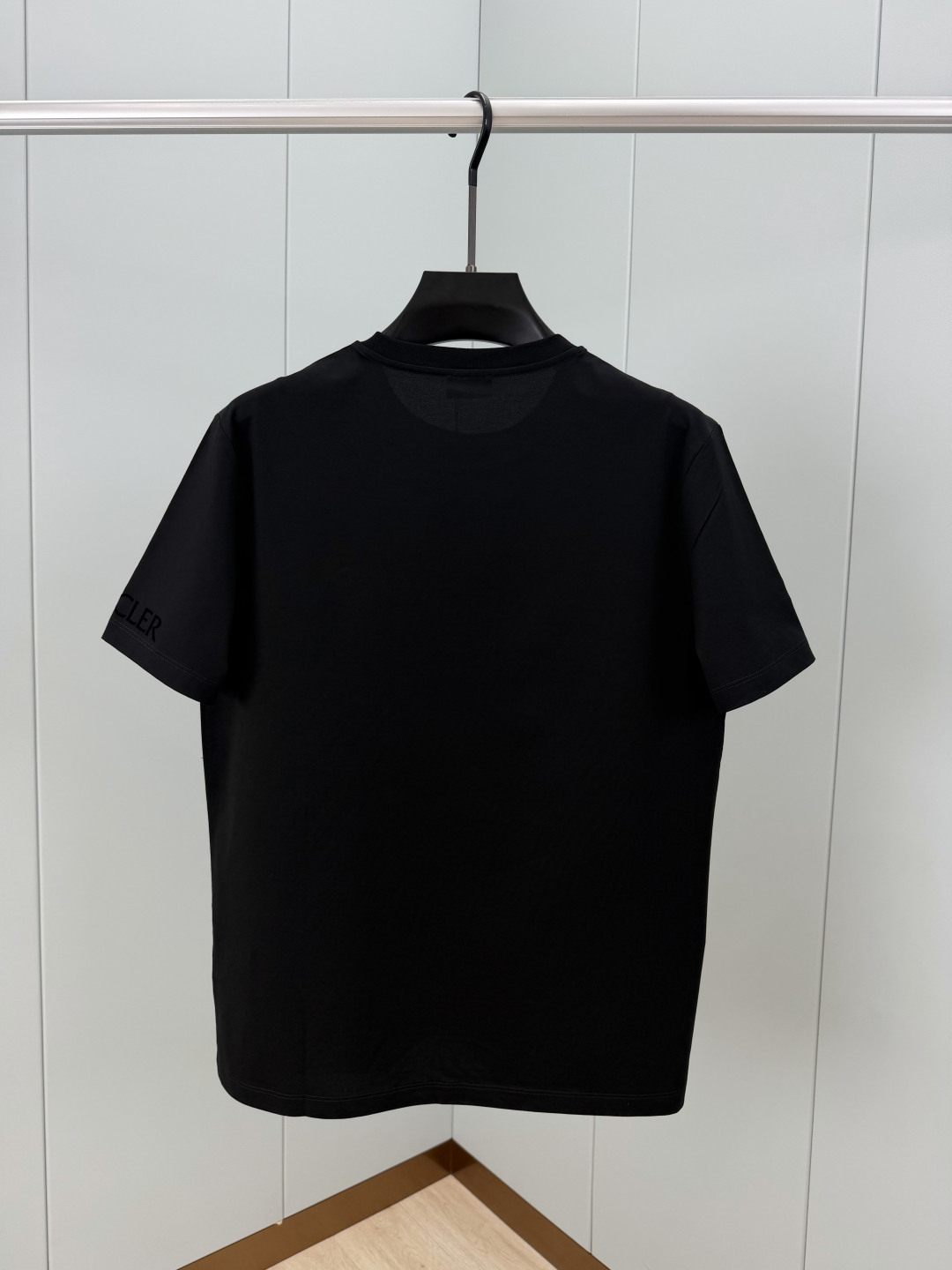 Moncler.蒙口 SS26春夏新品皮革徽章&字母植绒印花标识短袖T恤，正面胸前左侧饰皮革徽标、左袖饰