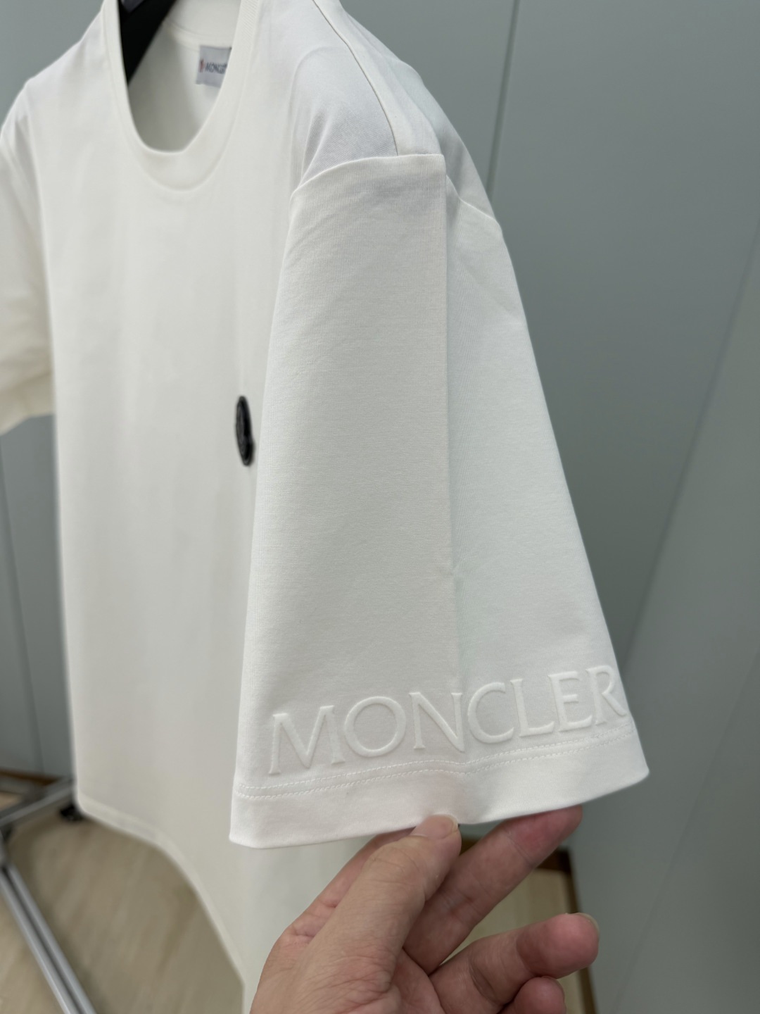 Moncler.蒙口 SS26春夏新品皮革徽章&字母植绒印花标识短袖T恤，正面胸前左侧饰皮革徽标、左袖饰