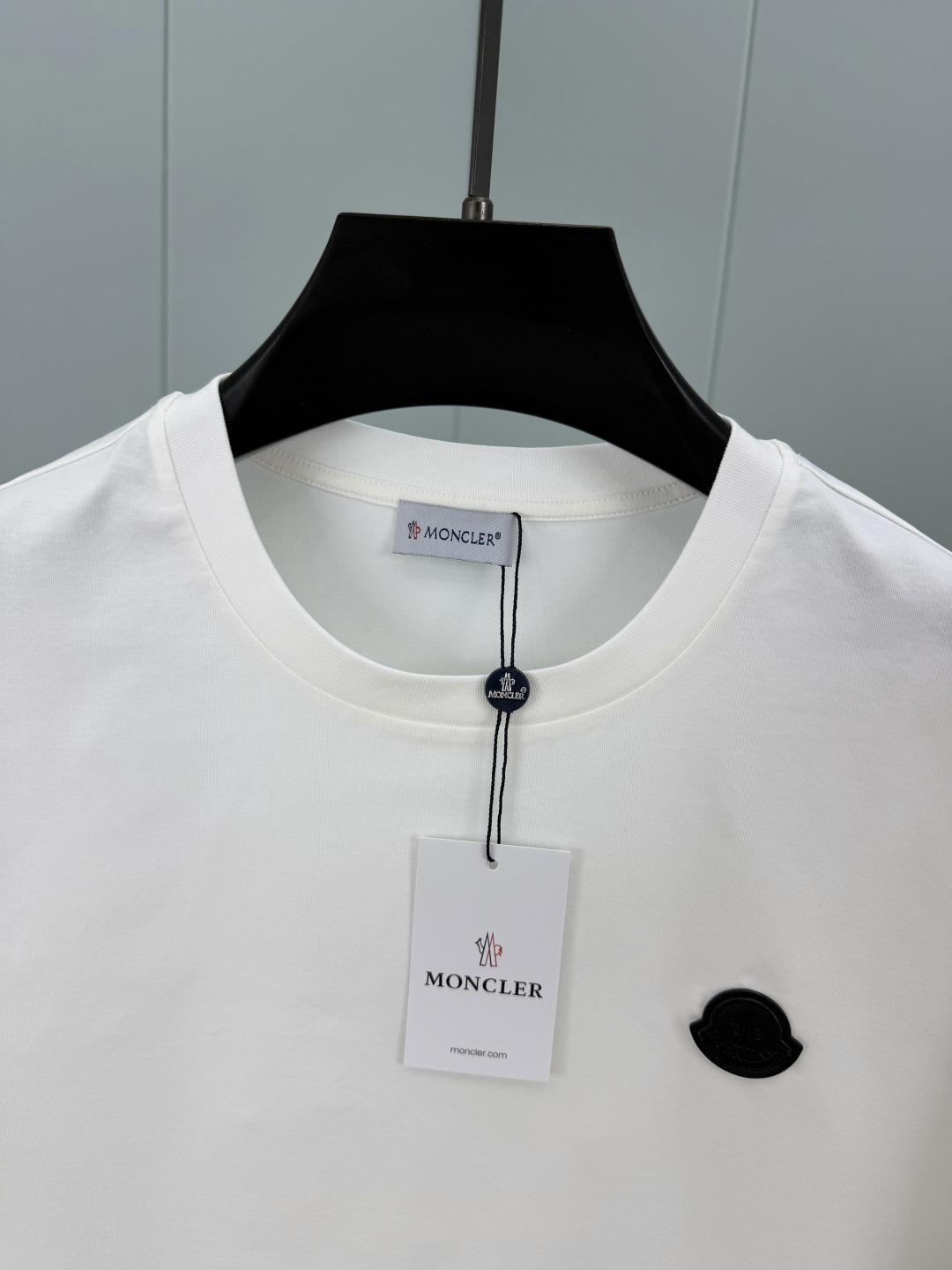 Moncler.蒙口 SS26春夏新品皮革徽章&字母植绒印花标识短袖T恤，正面胸前左侧饰皮革徽标、左袖饰