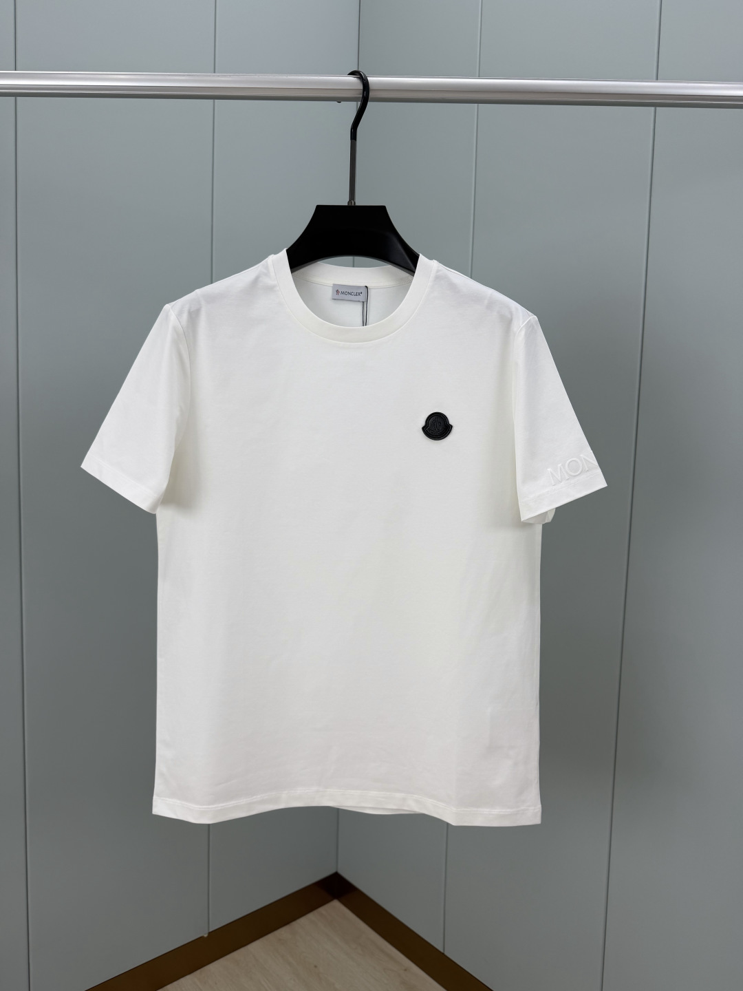 Moncler.蒙口 SS26春夏新品皮革徽章&字母植绒印花标识短袖T恤，正面胸前左侧饰皮革徽标、左袖饰