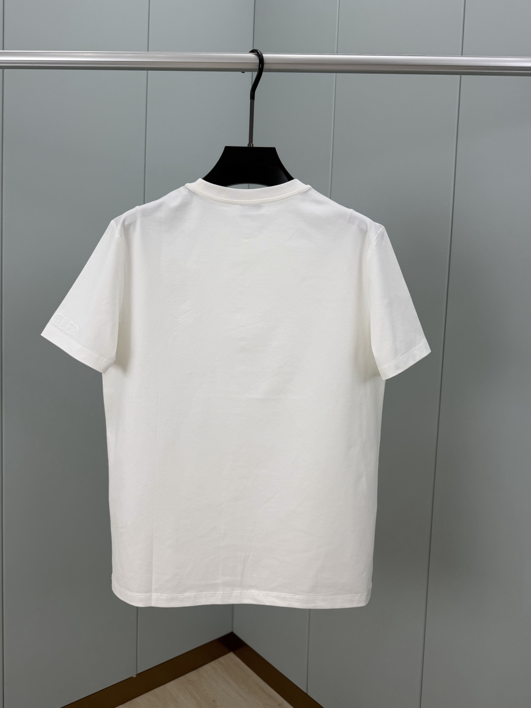 Moncler.蒙口 SS26春夏新品皮革徽章&字母植绒印花标识短袖T恤，正面胸前左侧饰皮革徽标、左袖饰