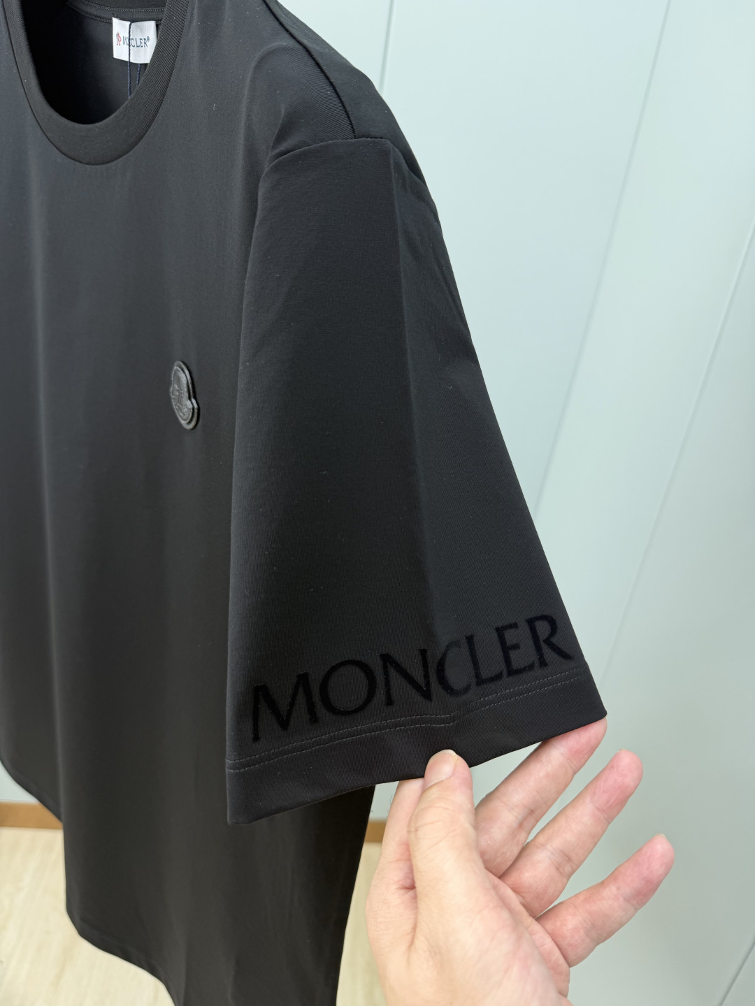Moncler.蒙口 SS26春夏新品皮革徽章&字母植绒印花标识短袖T恤，正面胸前左侧饰皮革徽标、左袖饰