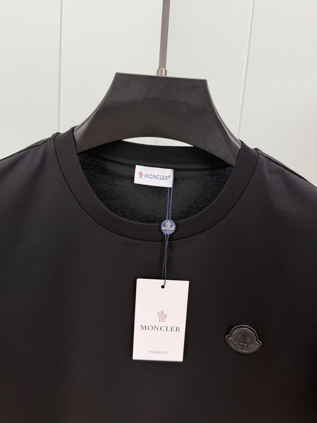 Moncler.蒙口 SS26春夏新品皮革徽章&字母植绒印花标识短袖T恤，正面胸前左侧饰皮革徽标、左袖饰