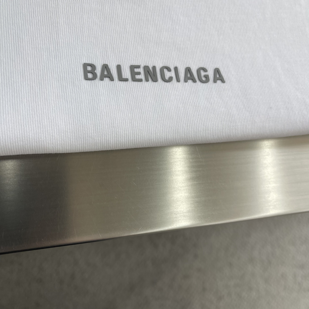(高版本）BALENCIAG 26春夏新品宽松版型短袖T恤，采用定制340g高克重棉面料，非常有质感，胸