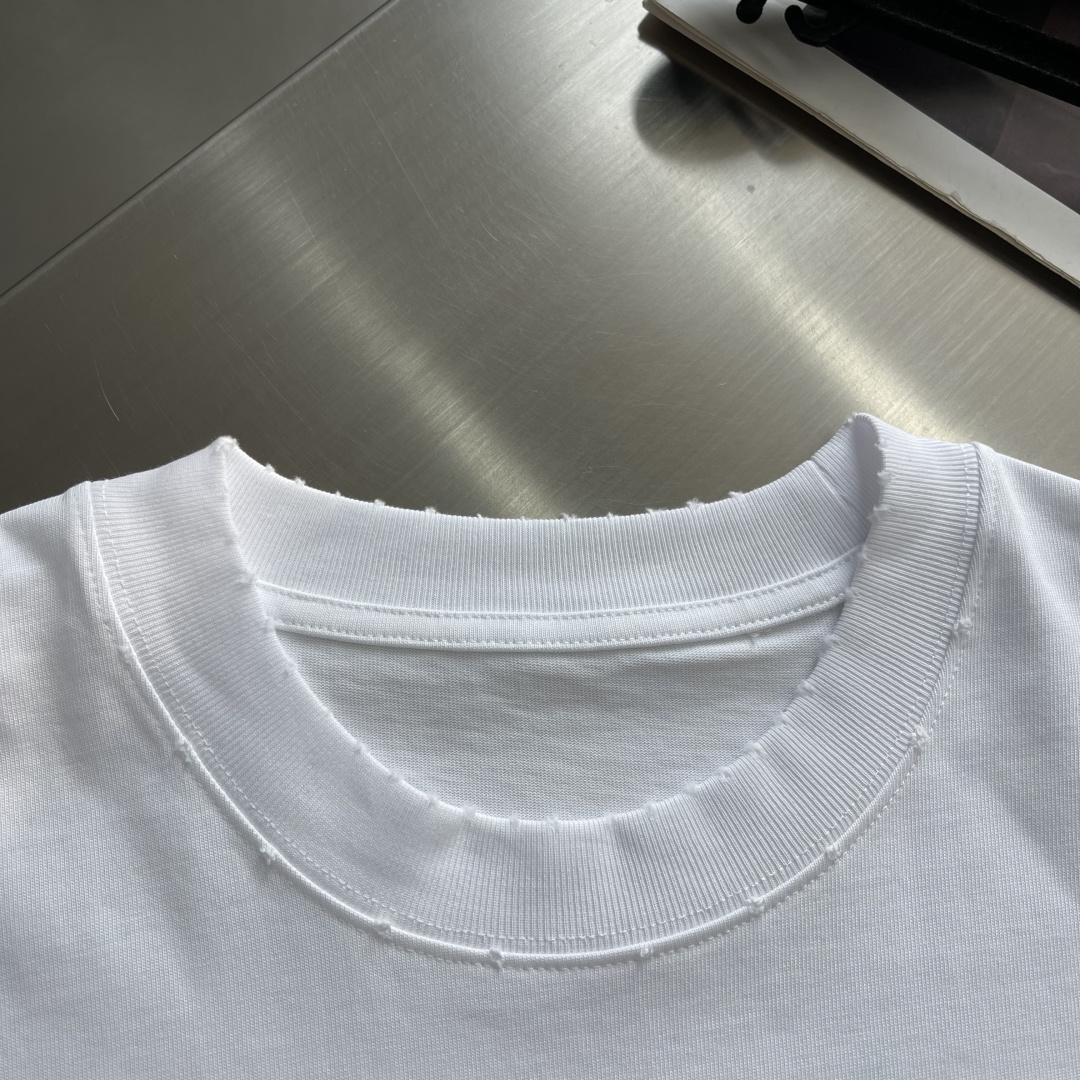 (高版本）BALENCIAG 26春夏新品宽松版型短袖T恤，采用定制340g高克重棉面料，非常有质感，胸