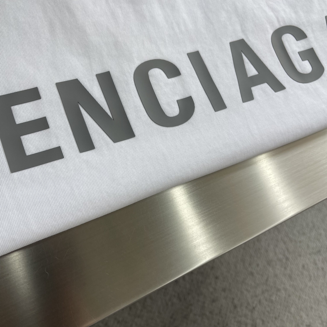 (高版本）BALENCIAG 26春夏新品宽松版型短袖T恤，采用定制340g高克重棉面料，非常有质感，胸