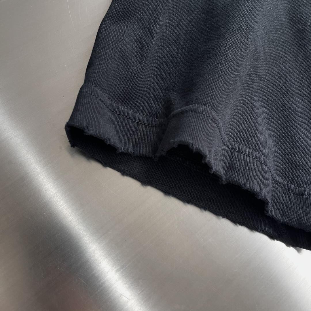 (高版本）BALENCIAG 26春夏新品宽松版型短袖T恤，采用定制340g高克重棉面料，非常有质感，胸