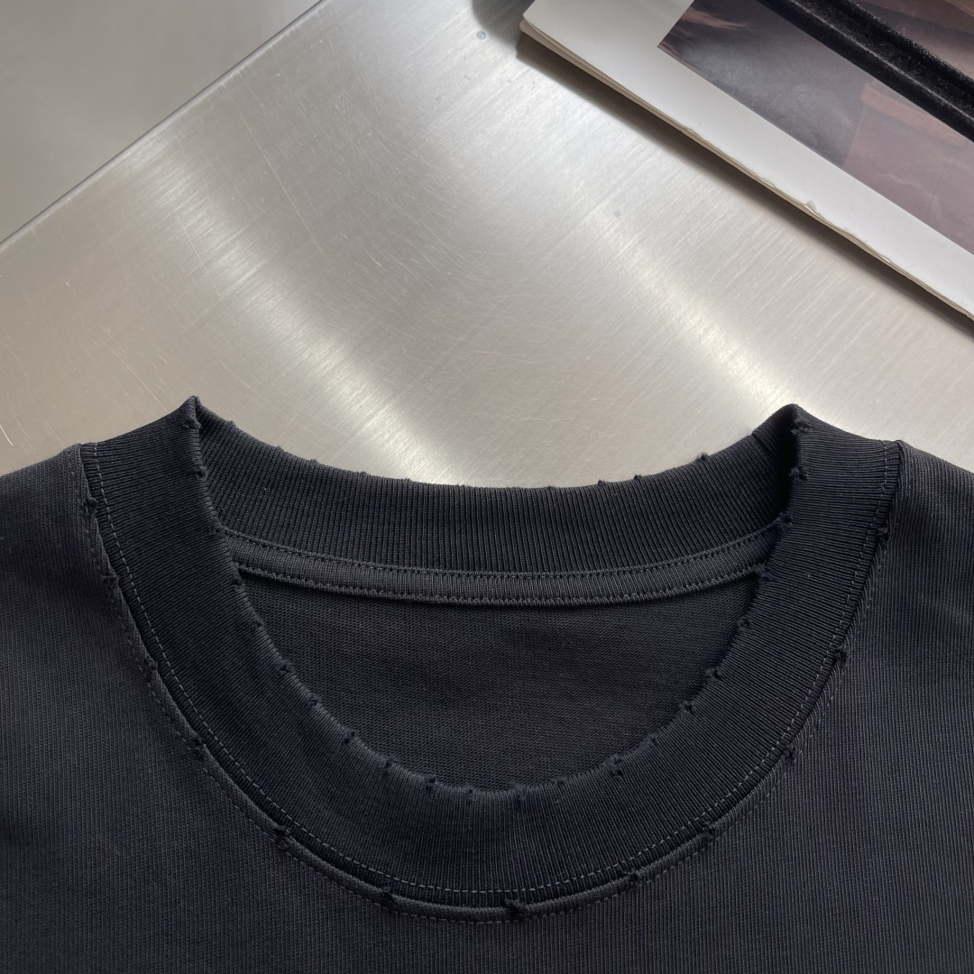 (高版本）BALENCIAG 26春夏新品宽松版型短袖T恤，采用定制340g高克重棉面料，非常有质感，胸