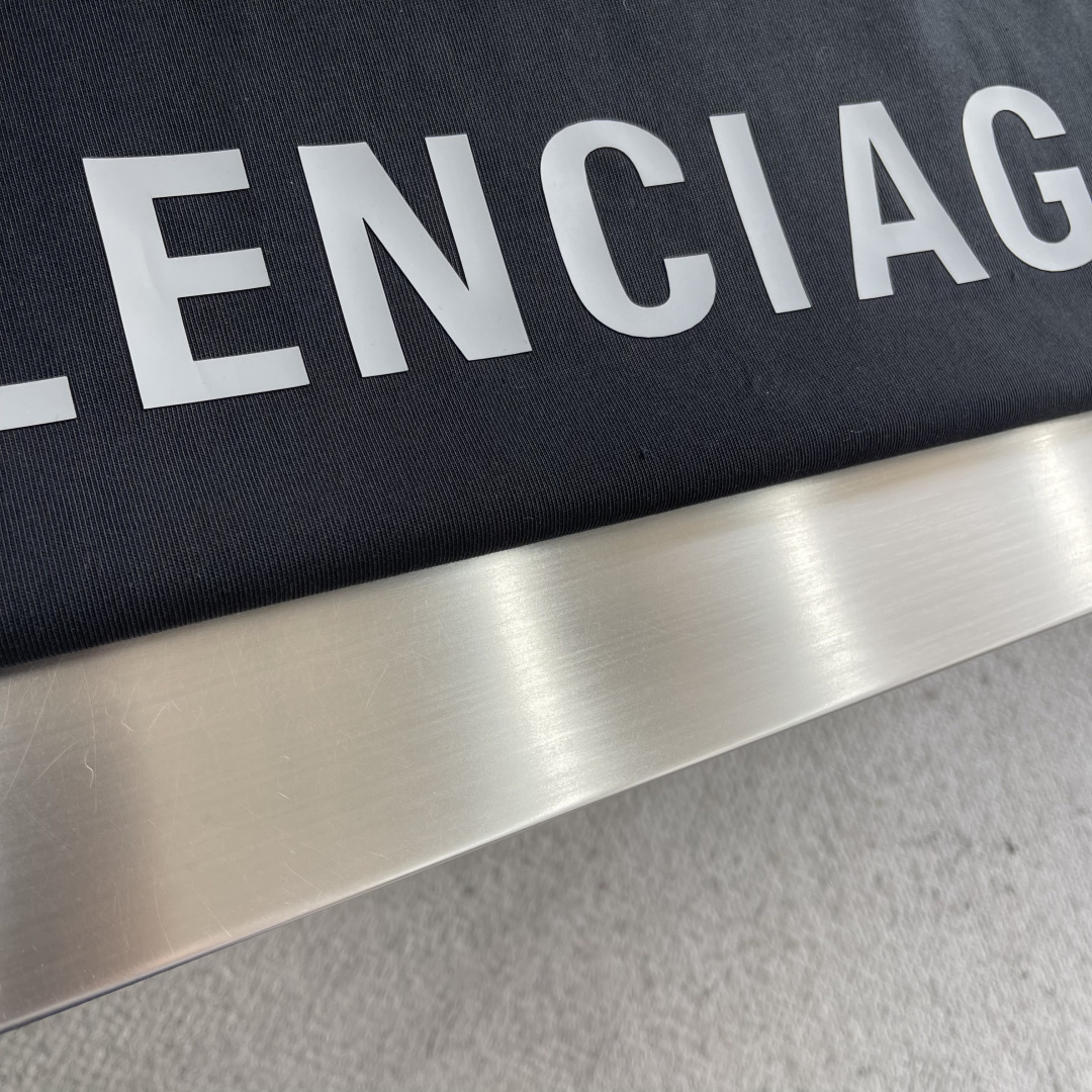 (高版本）BALENCIAG 26春夏新品宽松版型短袖T恤，采用定制340g高克重棉面料，非常有质感，胸