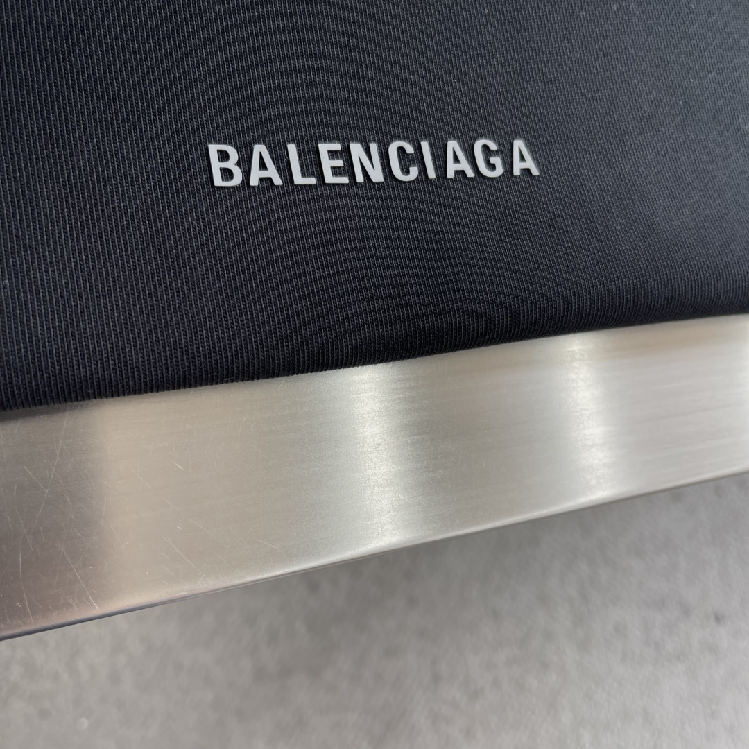 (高版本）BALENCIAG 26春夏新品宽松版型短袖T恤，采用定制340g高克重棉面料，非常有质感，胸