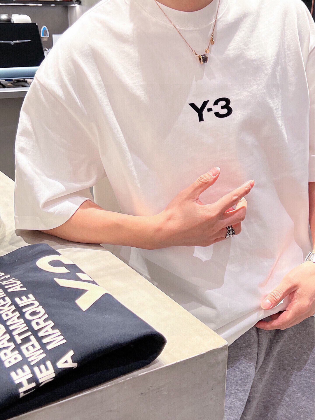 新款🌟Y-3，采用进口棉材质制作而成，柔软的面料触感，贴身穿着亲肤舒适，经典植绒压胶Y-3字母图案设计，