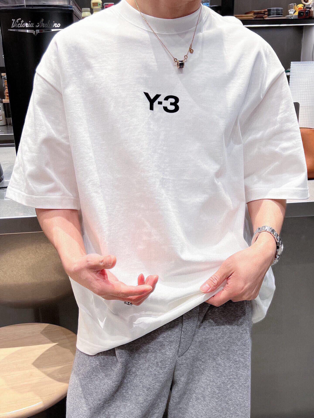 新款🌟Y-3，采用进口棉材质制作而成，柔软的面料触感，贴身穿着亲肤舒适，经典植绒压胶Y-3字母图案设计，