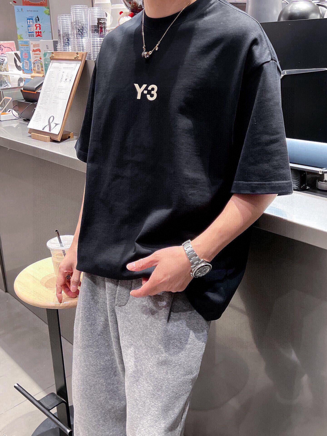 新款🌟Y-3，采用进口棉材质制作而成，柔软的面料触感，贴身穿着亲肤舒适，经典植绒压胶Y-3字母图案设计，