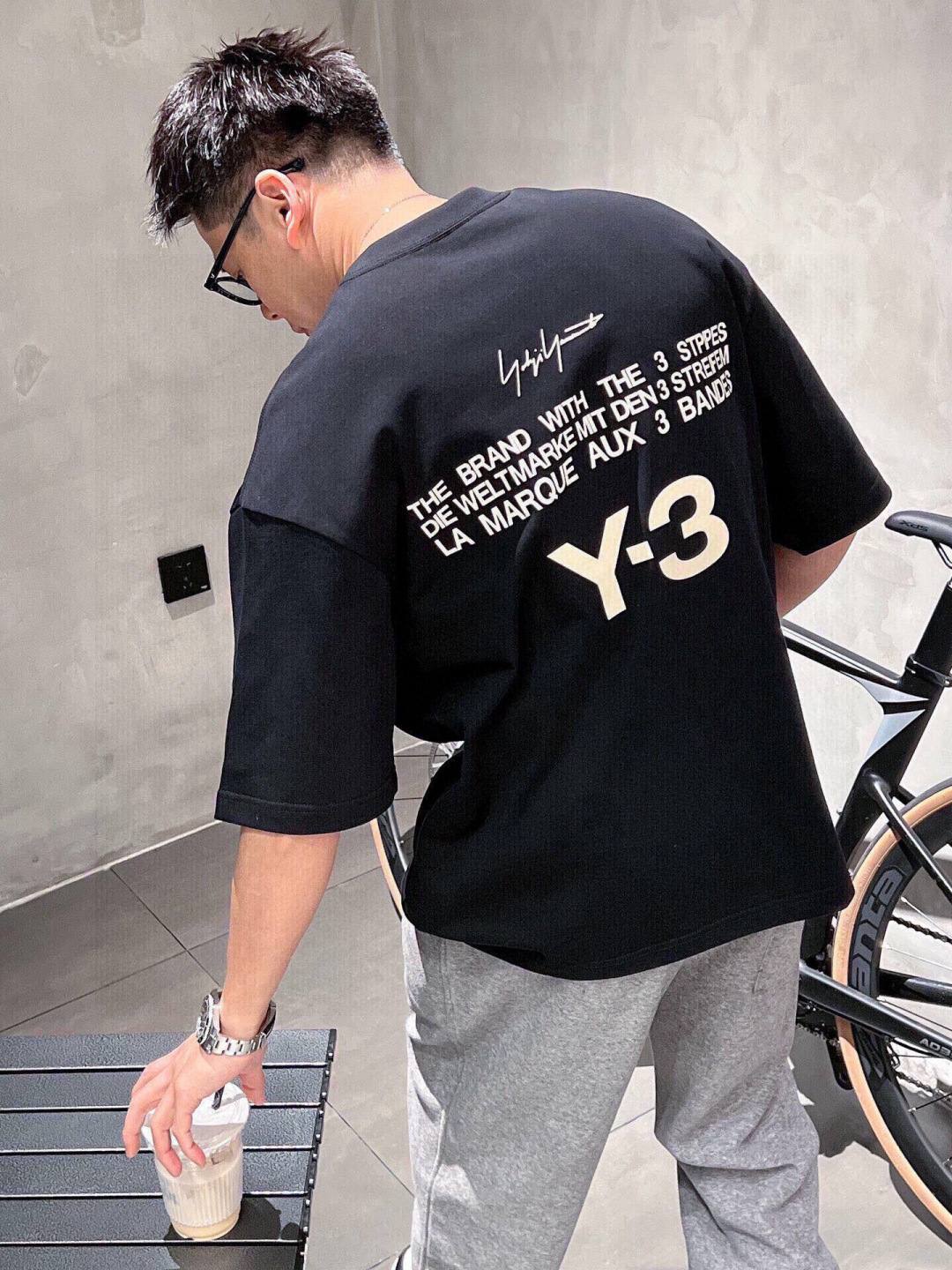 新款🌟Y-3，采用进口棉材质制作而成，柔软的面料触感，贴身穿着亲肤舒适，经典植绒压胶Y-3字母图案设计，