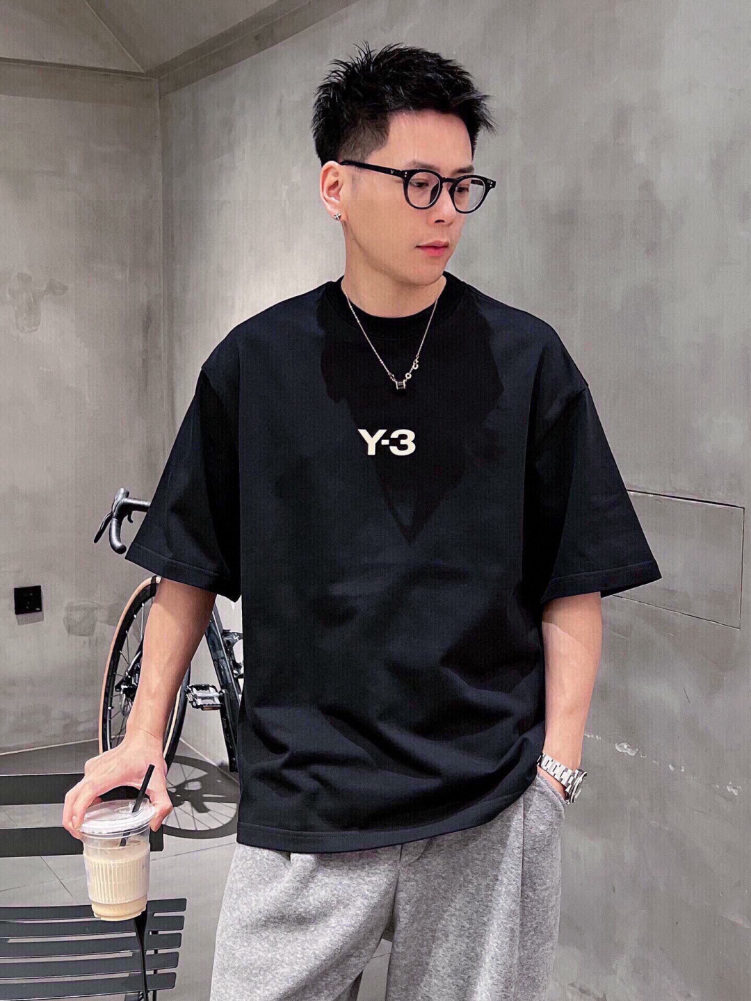 新款🌟Y-3，采用进口棉材质制作而成，柔软的面料触感，贴身穿着亲肤舒适，经典植绒压胶Y-3字母图案设计，