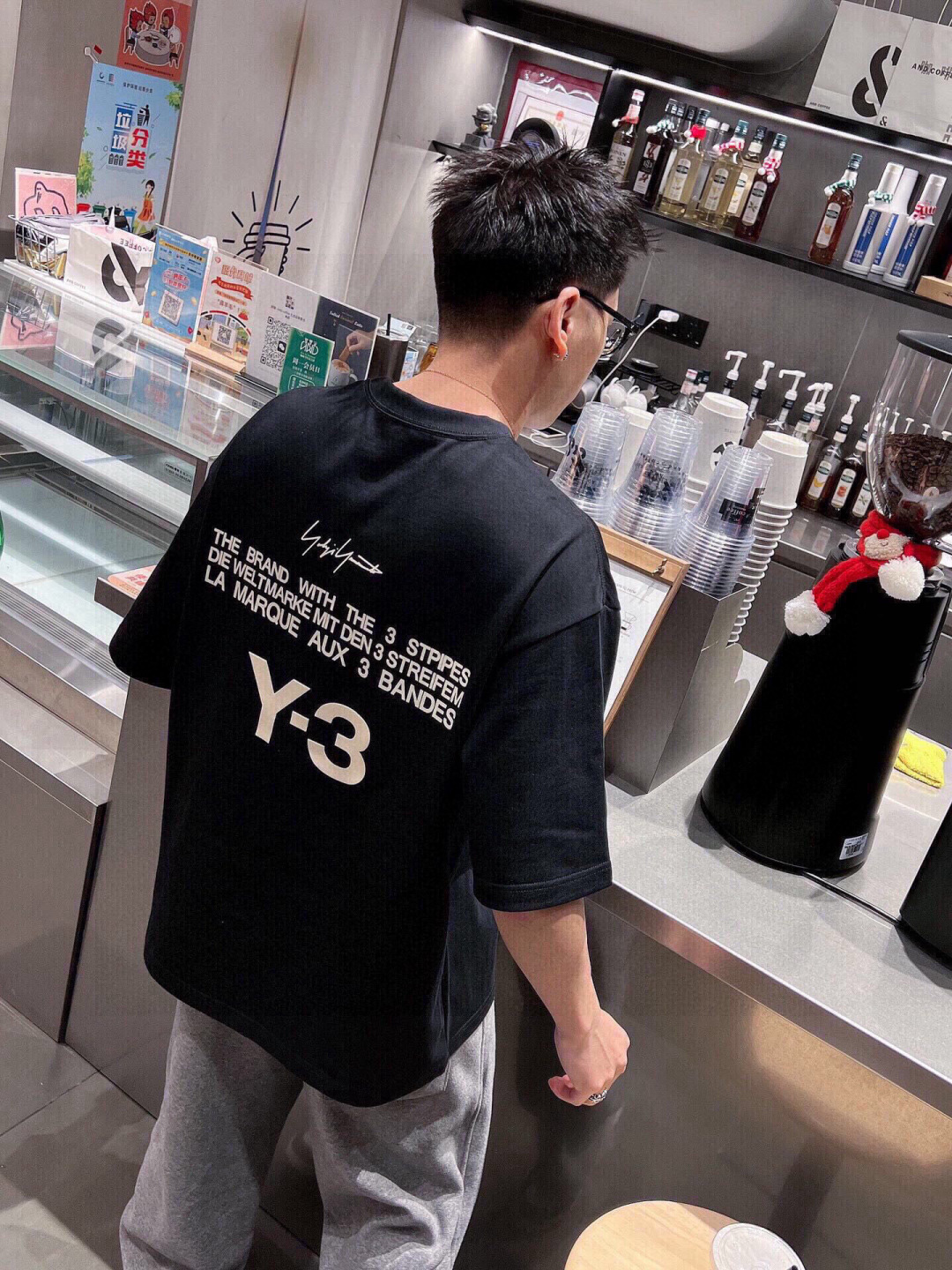 新款🌟Y-3，采用进口棉材质制作而成，柔软的面料触感，贴身穿着亲肤舒适，经典植绒压胶Y-3字母图案设计，