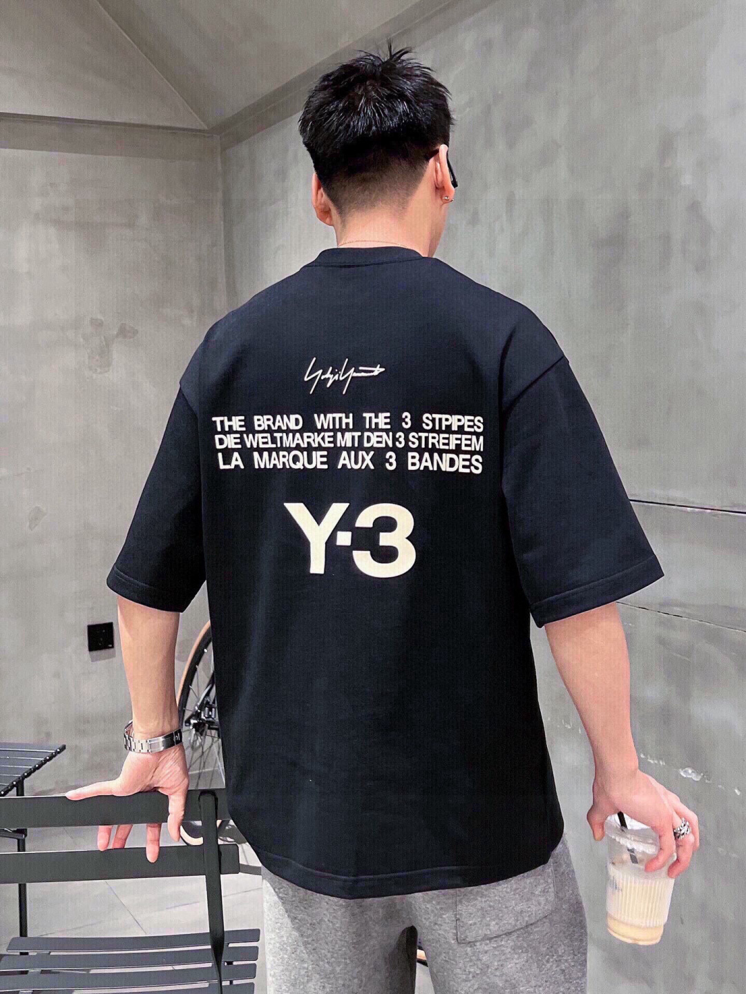 新款🌟Y-3，采用进口棉材质制作而成，柔软的面料触感，贴身穿着亲肤舒适，经典植绒压胶Y-3字母图案设计，