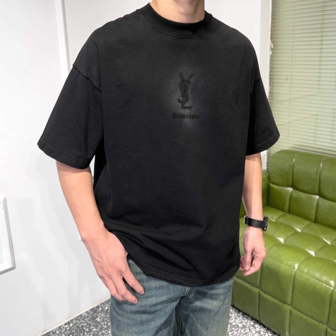 品牌：YSL季度：2026春夏颜色：黑色 冷卡其尺码：S-XXL版型：宽松版 短袖T重量：390克 成分