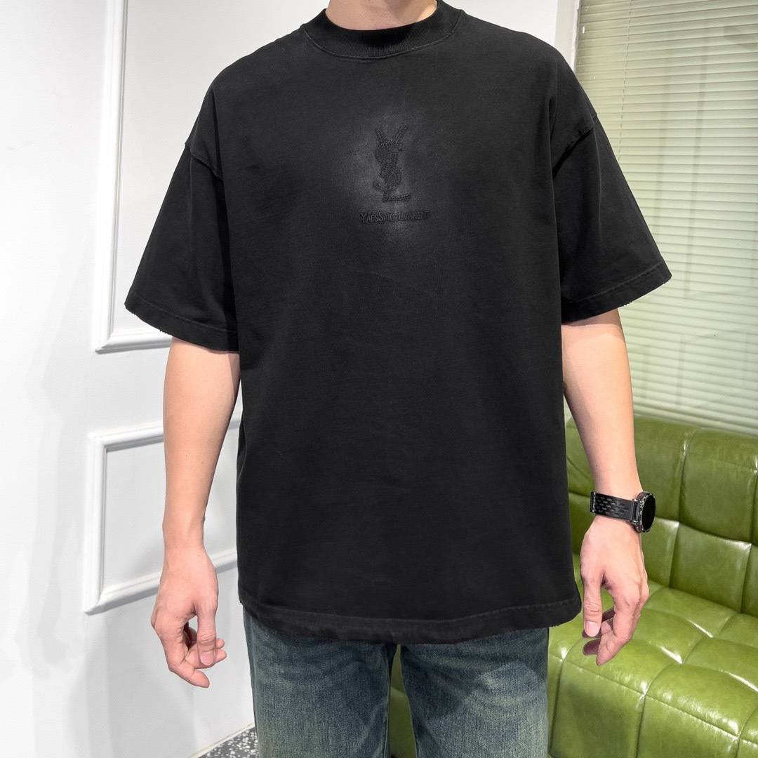 品牌：YSL季度：2026春夏颜色：黑色 冷卡其尺码：S-XXL版型：宽松版 短袖T重量：390克 成分