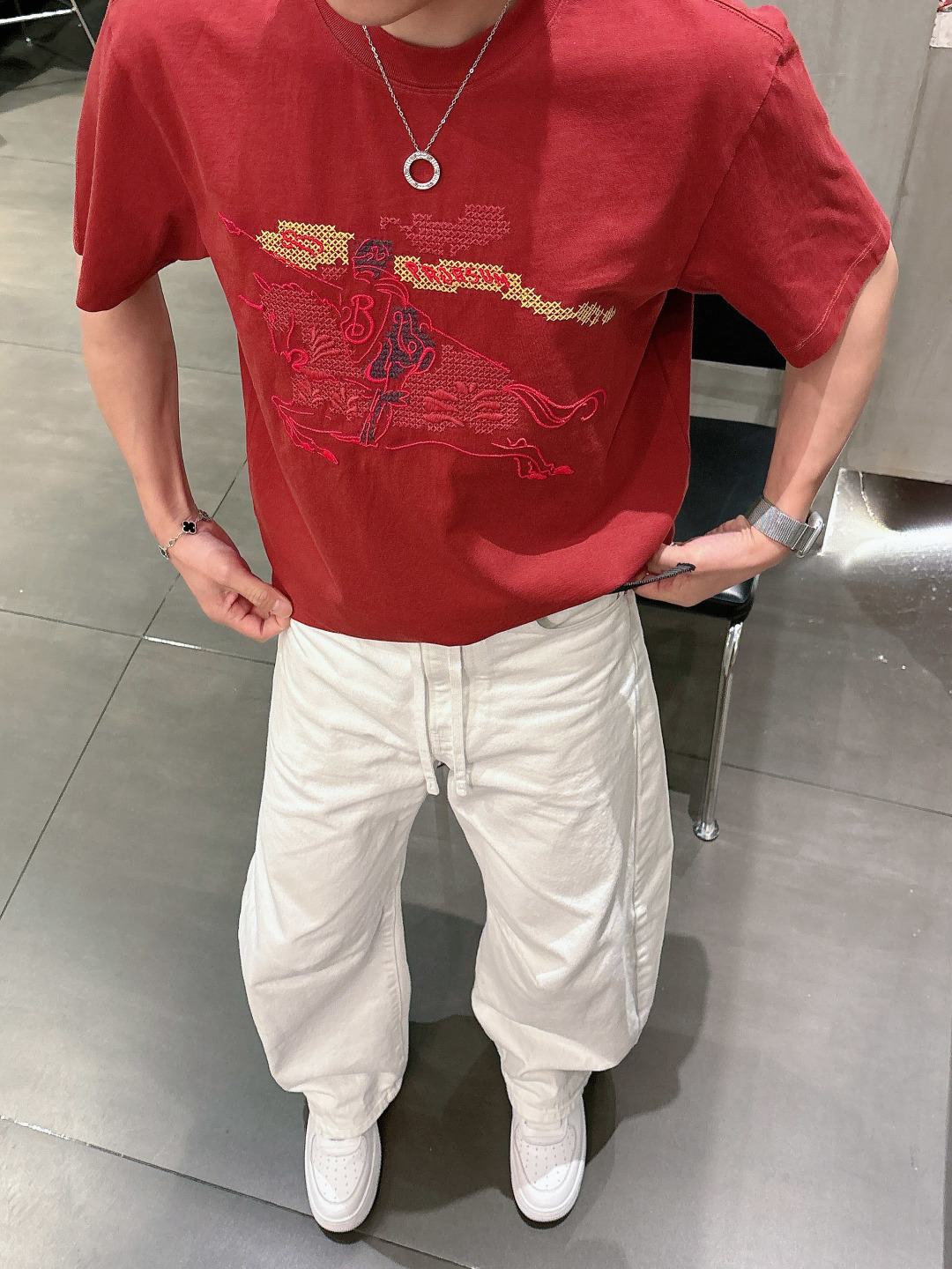 2026 春夏新品 巴宝莉短袖颜色： 黑色 白色 红色码数：M-5XL