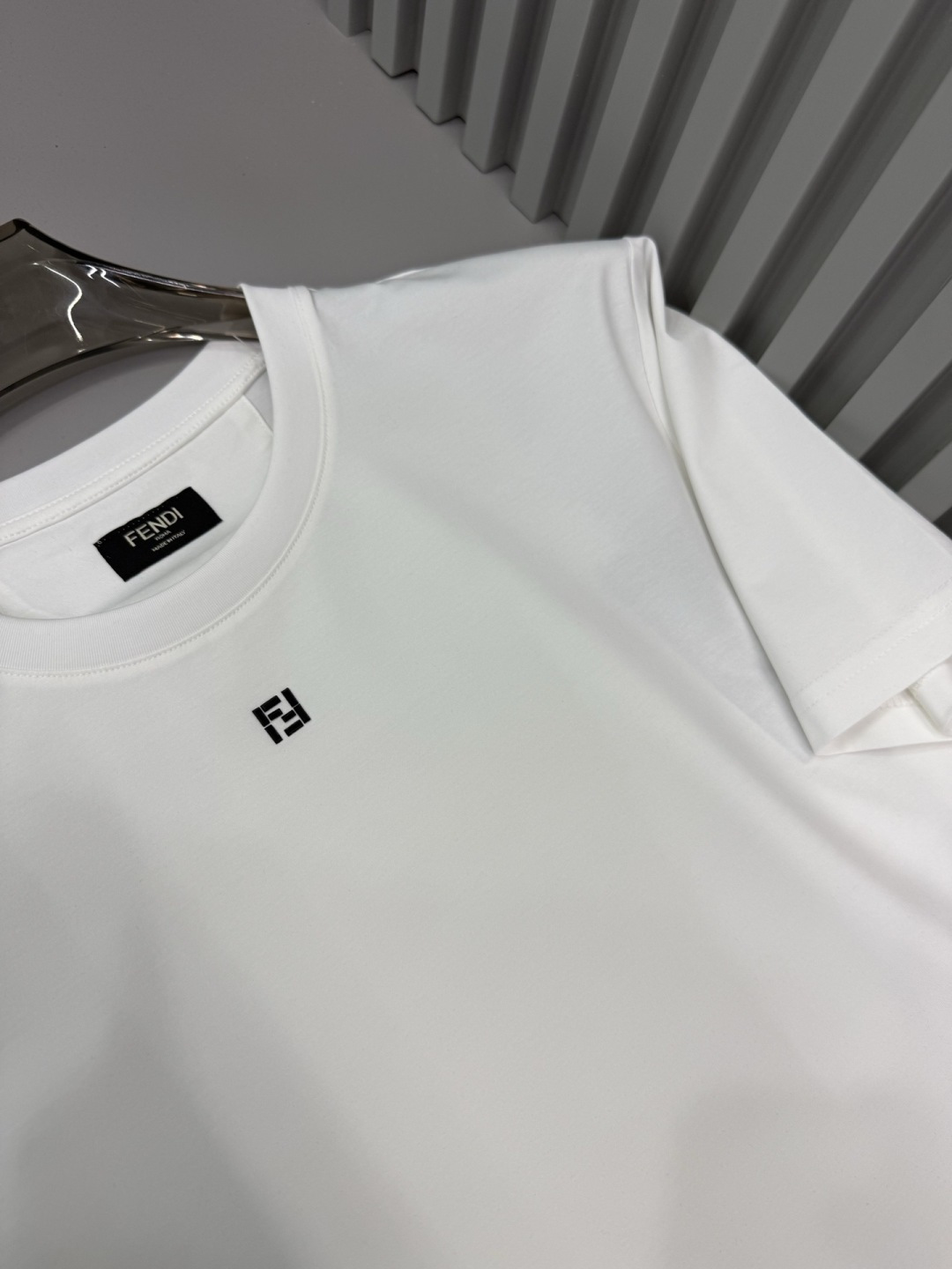 Fendi2026春夏新品长条施华洛世奇水钻镶嵌短袖T恤；双F标志并非普通印花或刺绣，而是由细密排列的闪