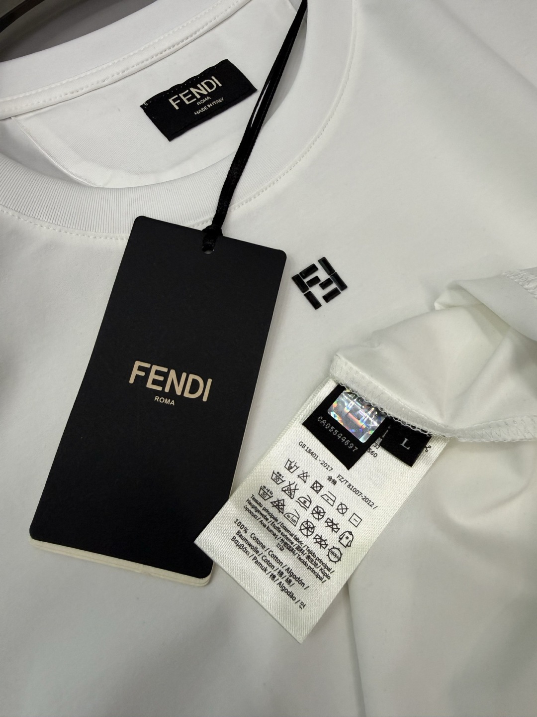 Fendi2026春夏新品长条施华洛世奇水钻镶嵌短袖T恤；双F标志并非普通印花或刺绣，而是由细密排列的闪