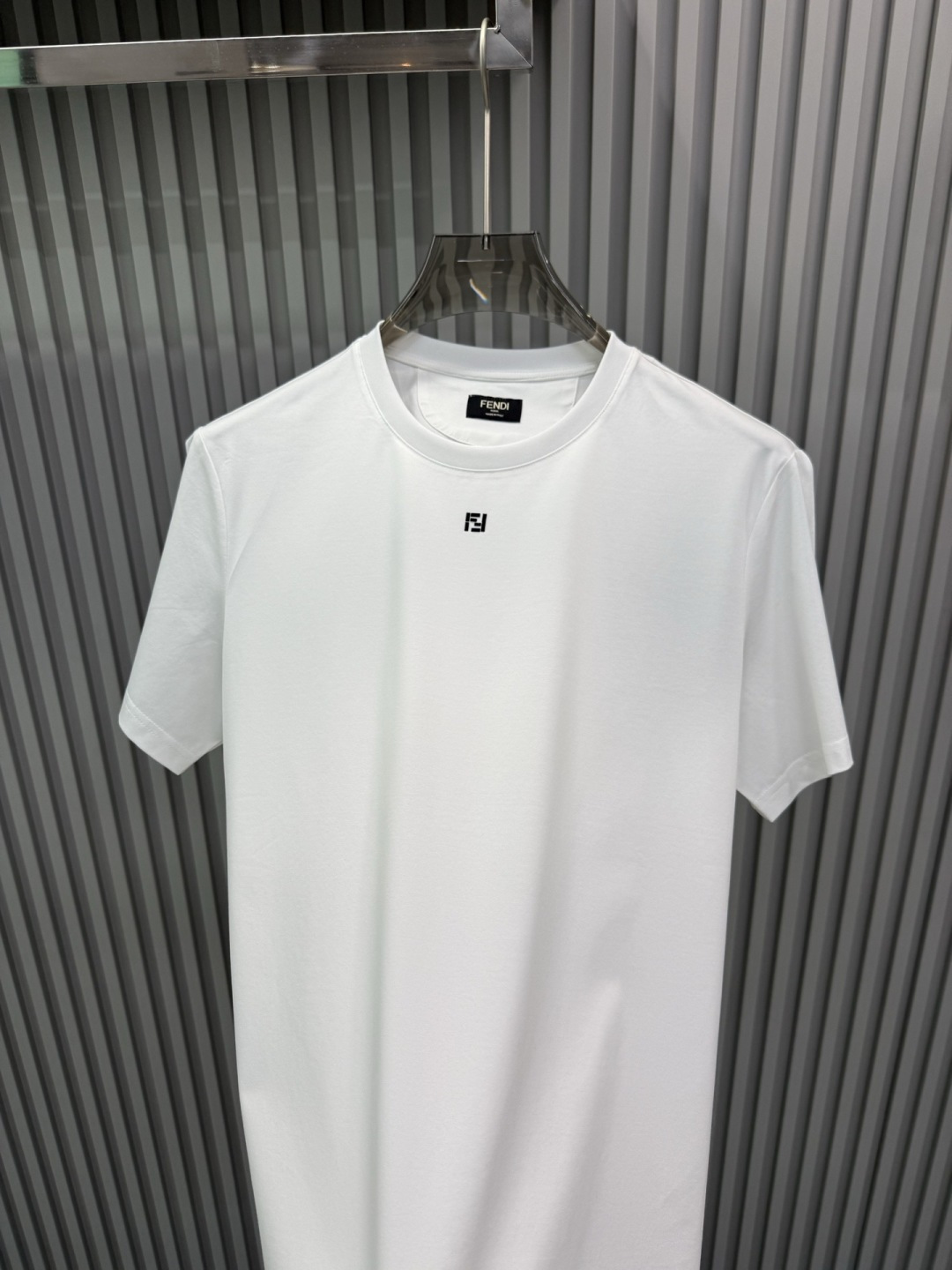 Fendi2026春夏新品长条施华洛世奇水钻镶嵌短袖T恤；双F标志并非普通印花或刺绣，而是由细密排列的闪